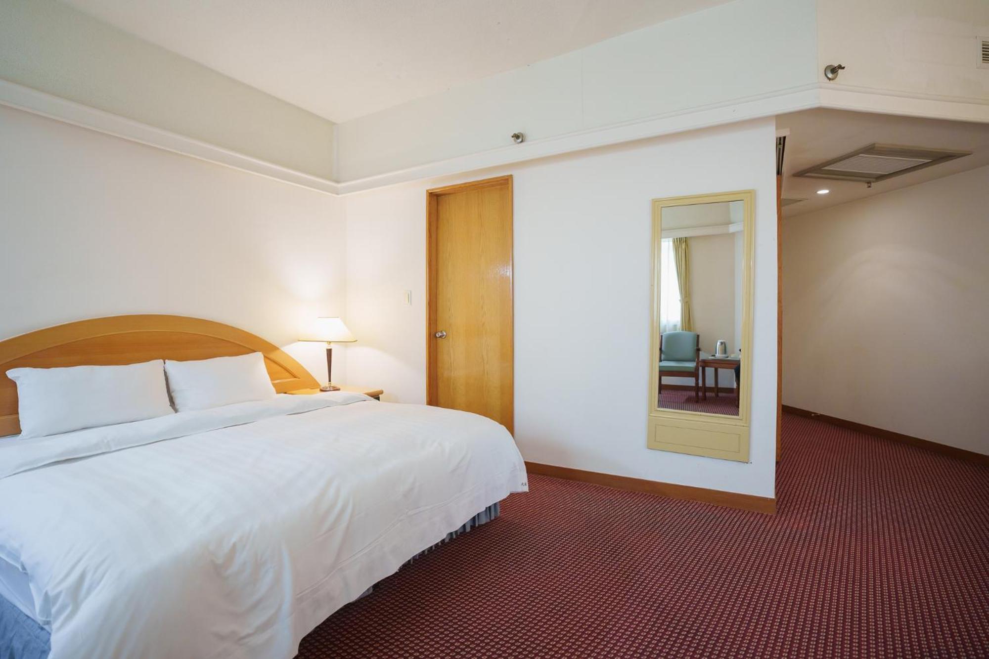 טאינאן Oriental Hotel מראה חיצוני תמונה