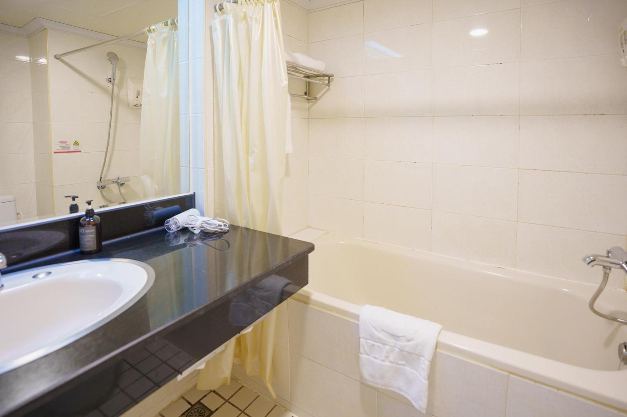 טאינאן Oriental Hotel מראה חיצוני תמונה