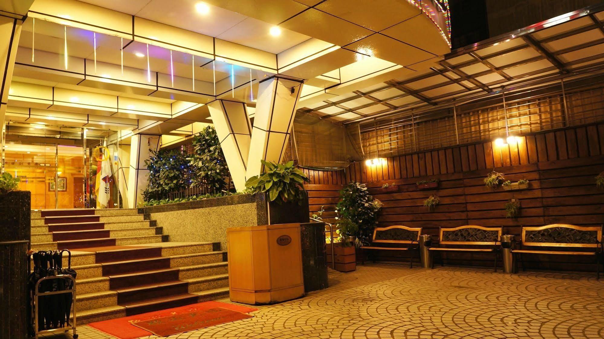 טאינאן Oriental Hotel מראה חיצוני תמונה