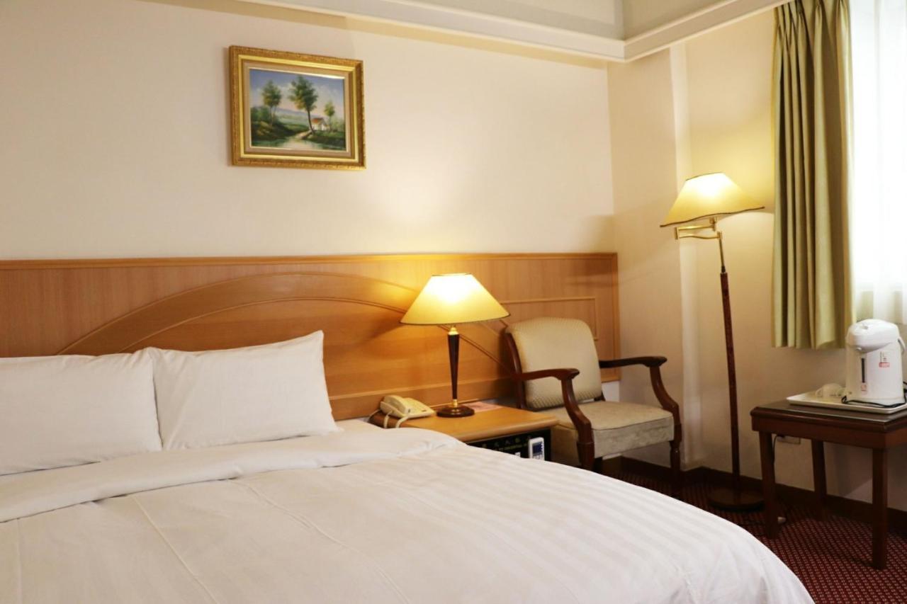 טאינאן Oriental Hotel מראה חיצוני תמונה