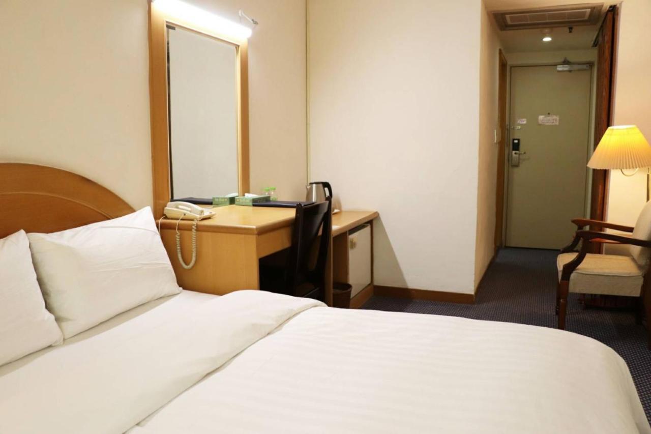 טאינאן Oriental Hotel מראה חיצוני תמונה