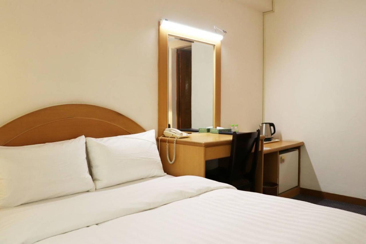 טאינאן Oriental Hotel מראה חיצוני תמונה